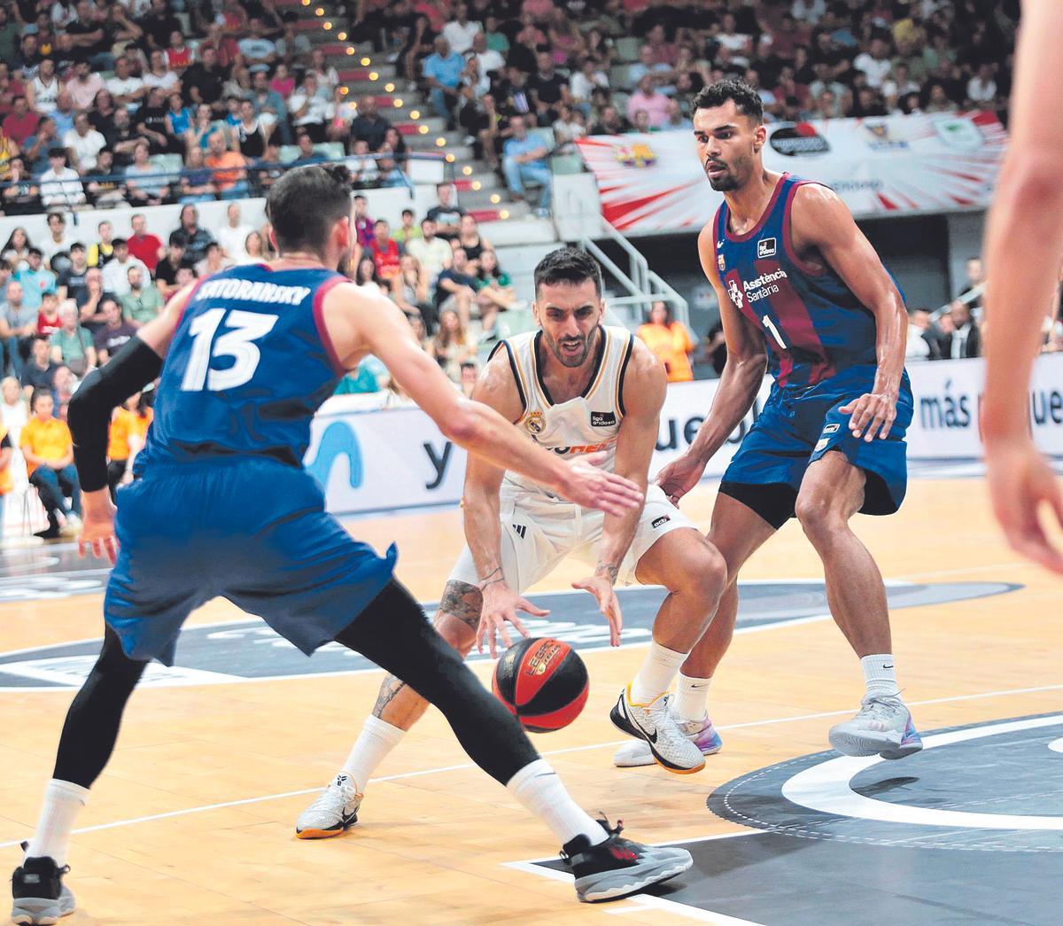 Facundo Campazzo durante la primera semifinal de la Supercopa disputada ayer en el Palacio de los Deportes.