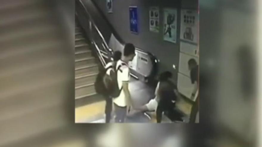 Vídeo / Una mujer china, engullida por un agujero al ir a coger unas escaleras mecánicas