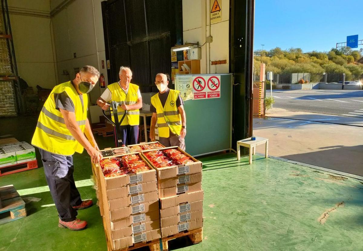 Voluntarios de Bancosol preparando las entregas de alimentos. | BANCOSOL