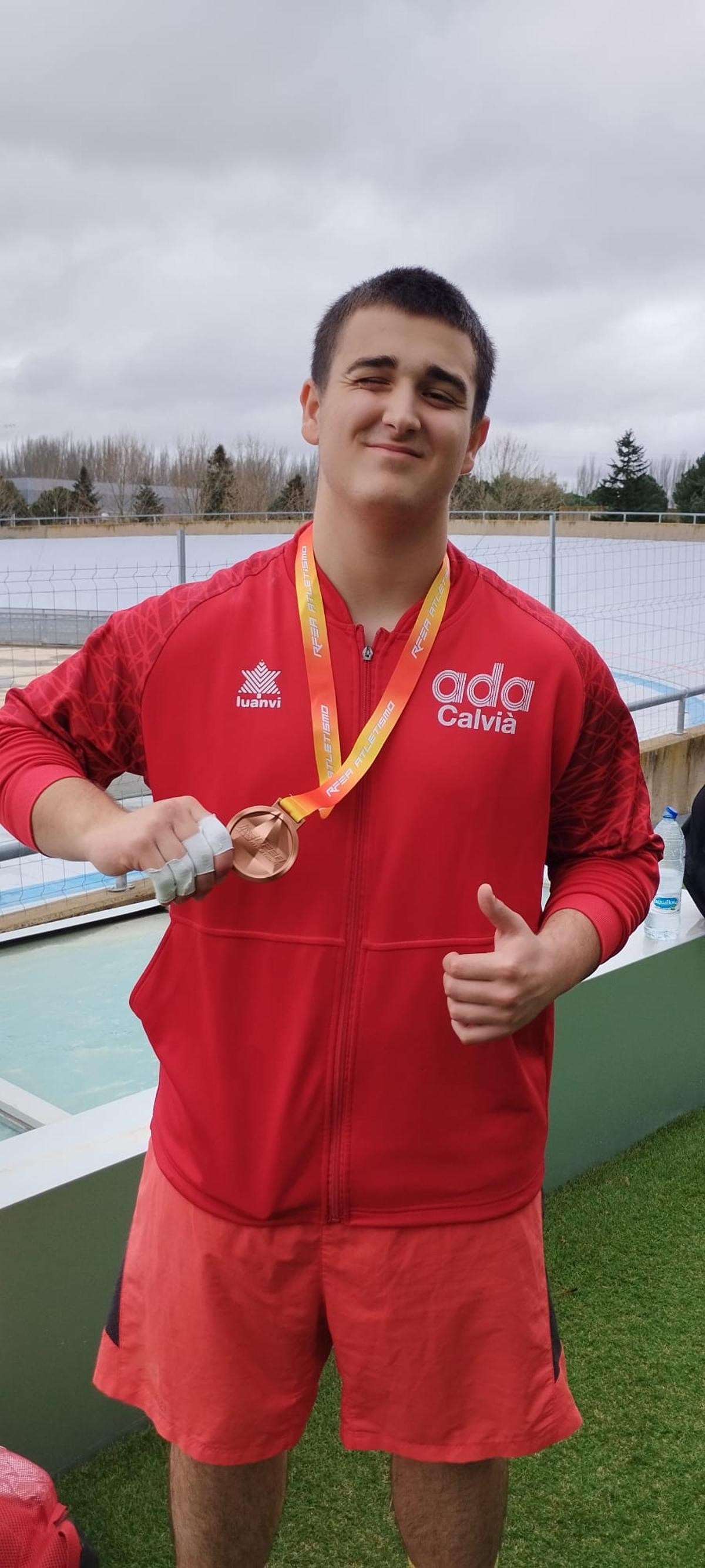 Víctor Piña, con su medalla lograda en Salamanca