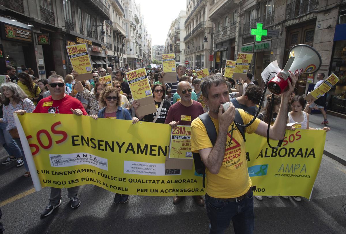 VLC Huelga educativa 23M. Manifestación por una educación pública y en Valencià. Salida del Parterre, parada en Les Corts y llegada al Palau de la Generalitat