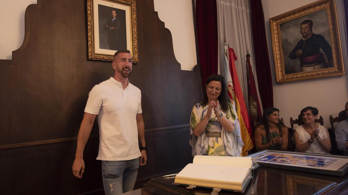 Carlos Arévalo con María Barral en una recepción en el Ayuntamiento.