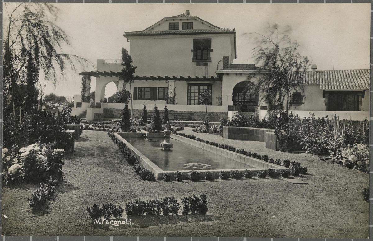 Senya Blanca, el primer chalet de S’Agaró, obra del arquitecto Rafael Masó para Josep Ensesa, en una imagen de 1925 que forma parte de la exposición sobre el centenario de la construcción de la urbanización de la Costa Brava.