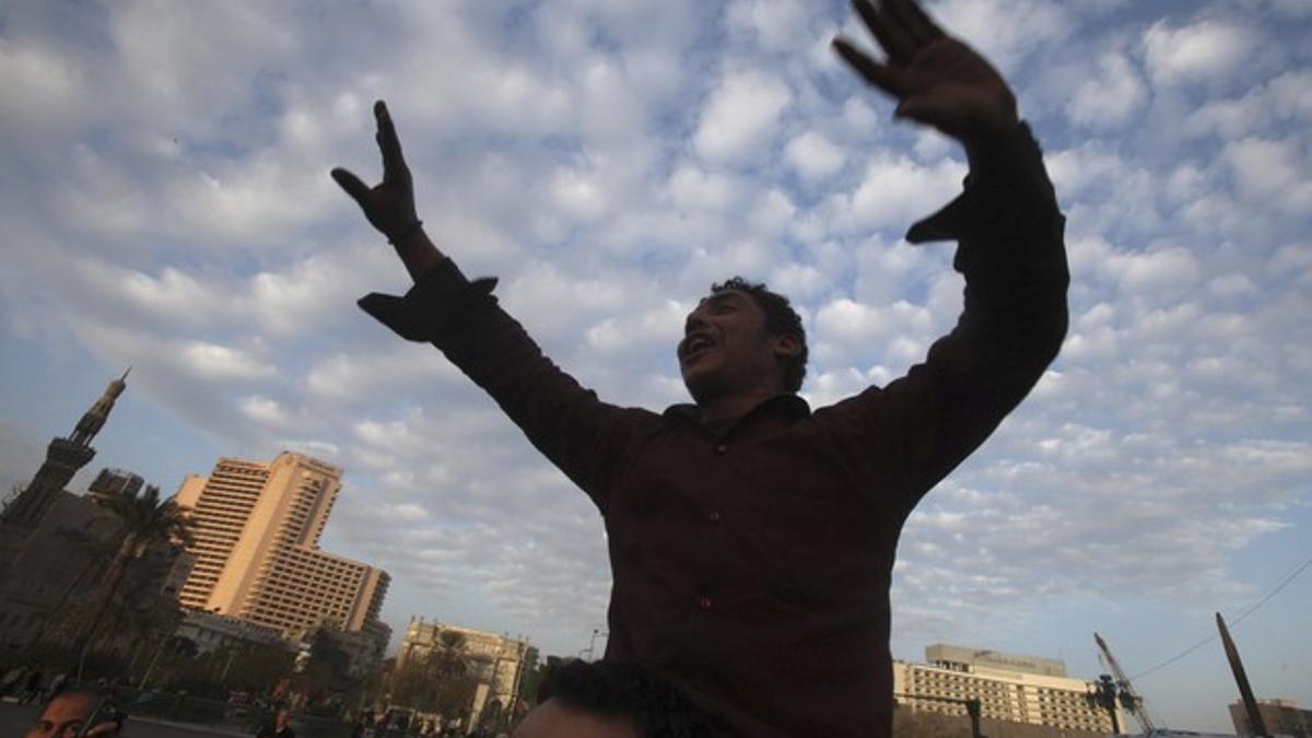 Un manifestante grita consignas contra Mubarak, a primera hora de este martes, en la plaza Tahrir, en El Cairo.