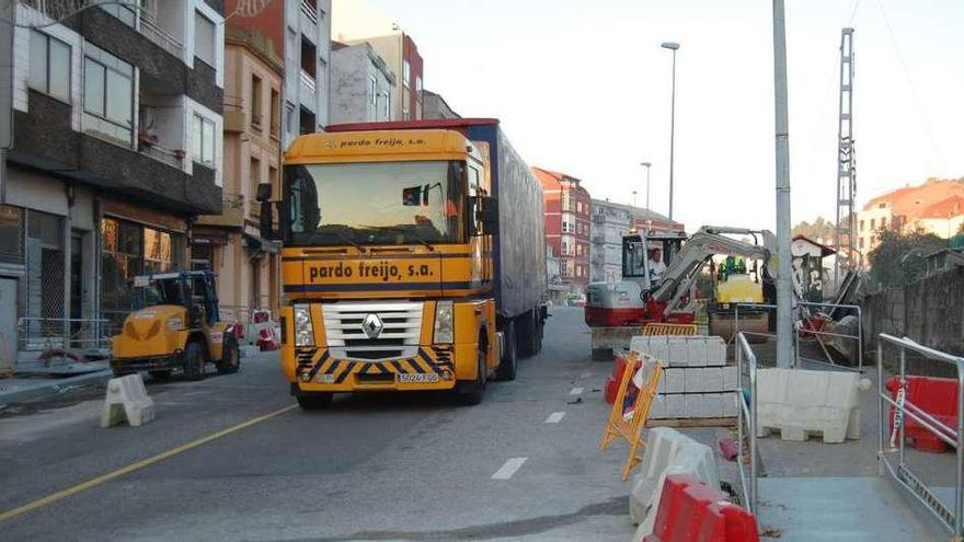 Un camión circula por la Avenida de Vigo, en Chapela, mientras se ejecutan las obras de las aceras. // FdV