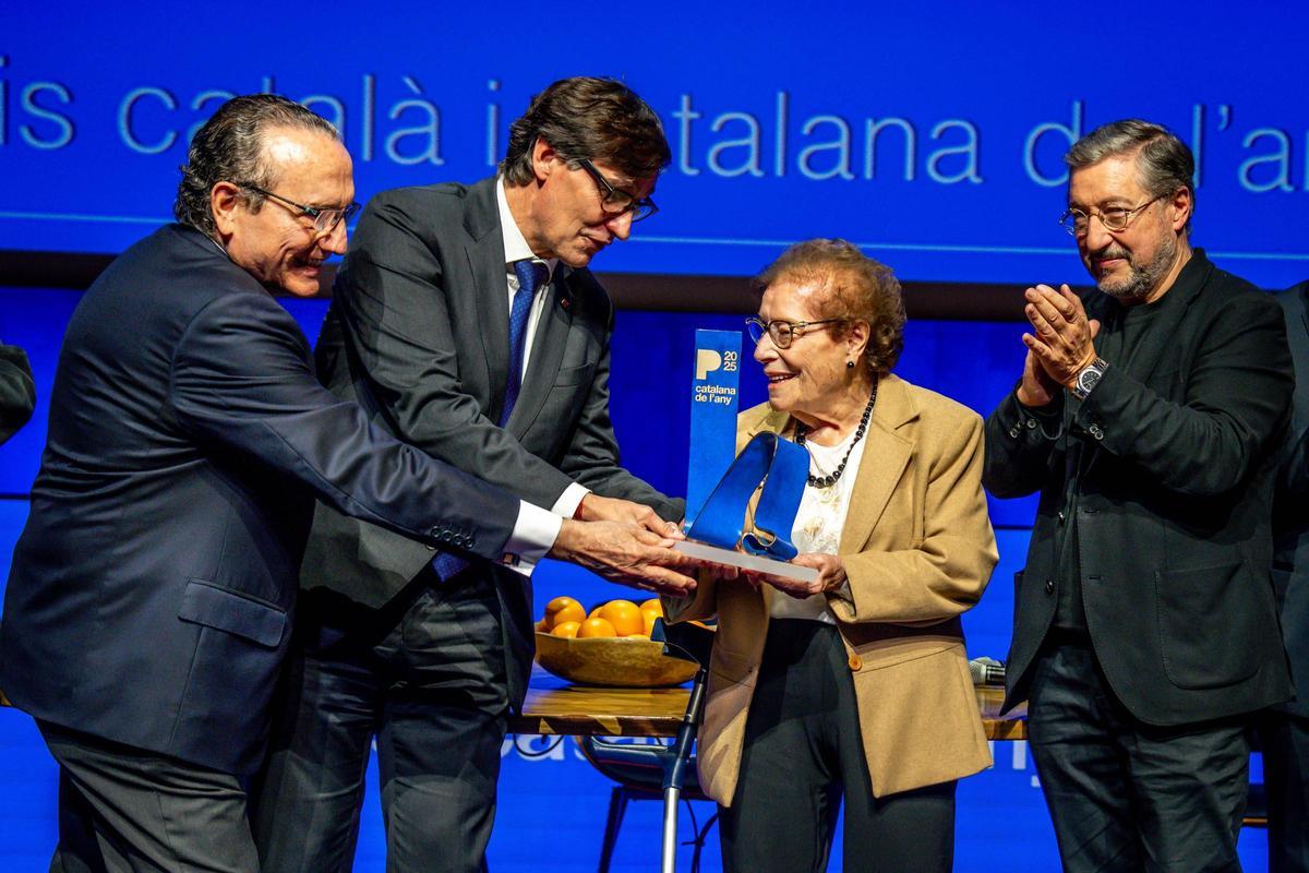 Montserrat Fontané recibe el premio Catalana de lAny de manos de Javier Moll y Salvador Illa, con su hijo Joan Roca a su lado