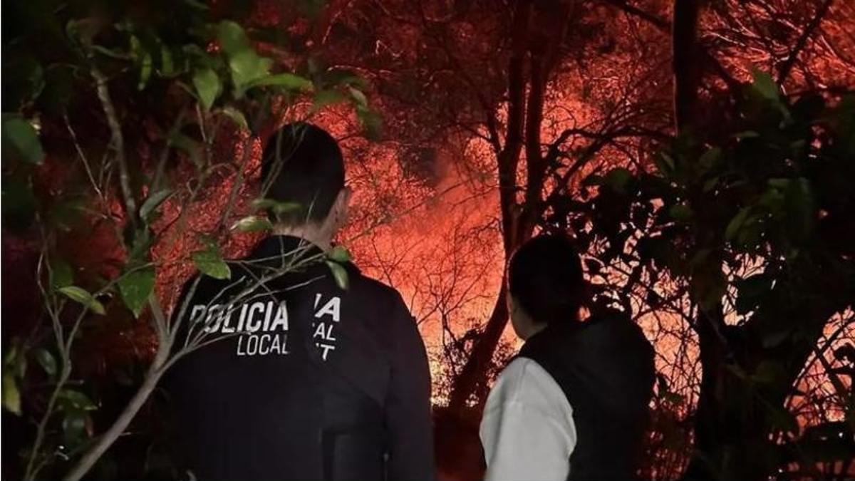 Un incendio declarado en febrero junto al río en Carcaixent obligó a cortar la circulación de trenes y causó daños en el puente de hierro.