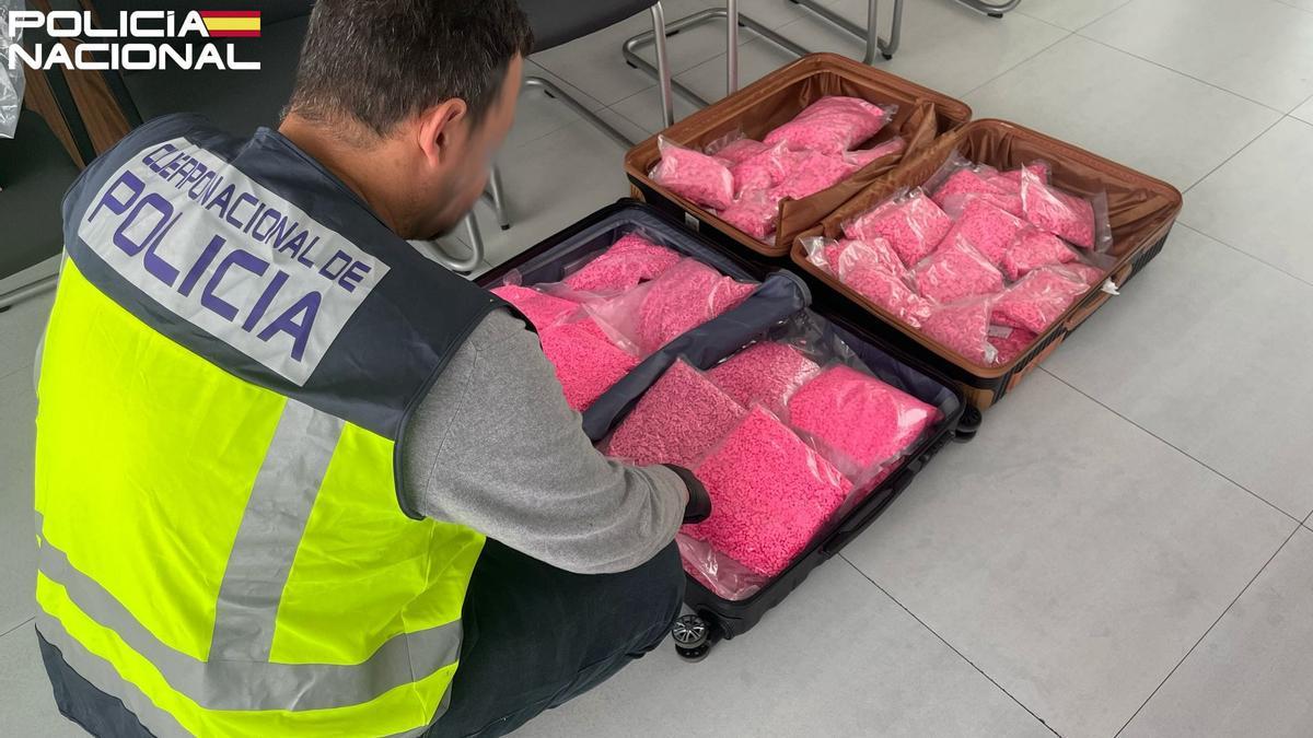 El alijo de pastillas dentro de las dos maletas.