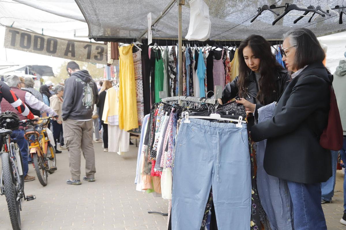 Dos mujeres compran en el mercadillo de El Arenal.
