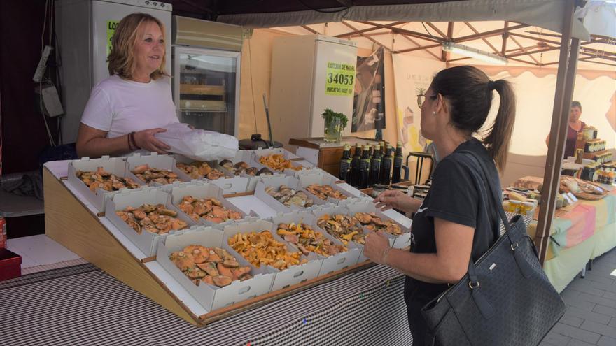 El mercat de Cal Rosal viu el Pont del Pilar amb menys bolets que altres anys, més cars i poques vendes