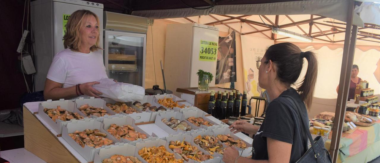 El mercat de Cal Rosal viu el Pont del Pilar amb menys bolets que altres anys, més cars i poques vendes