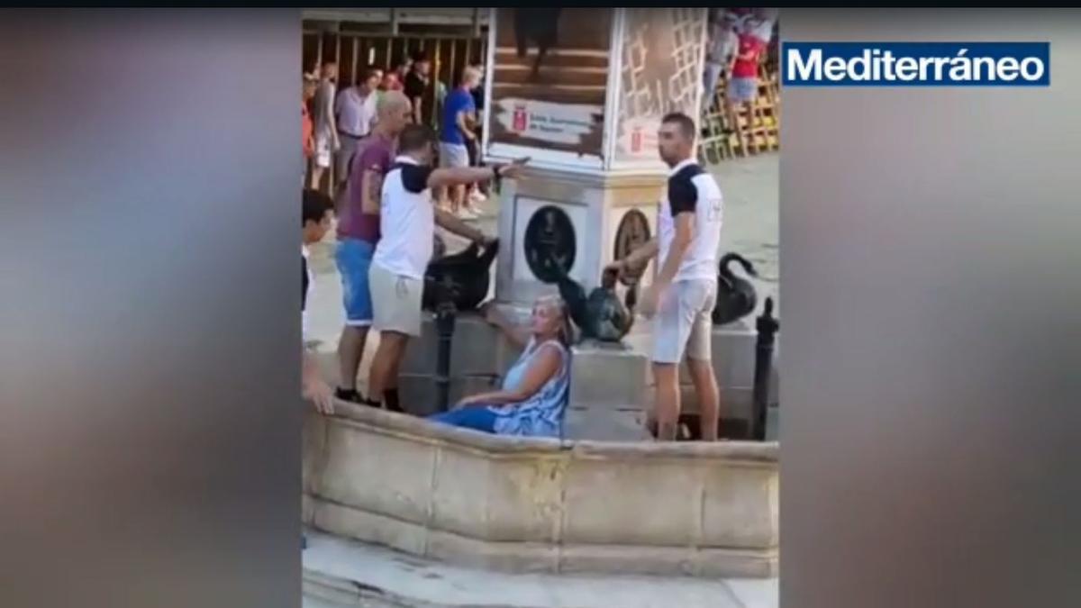 Mujer en la Plaza de la Cueva Santa en Segorbe