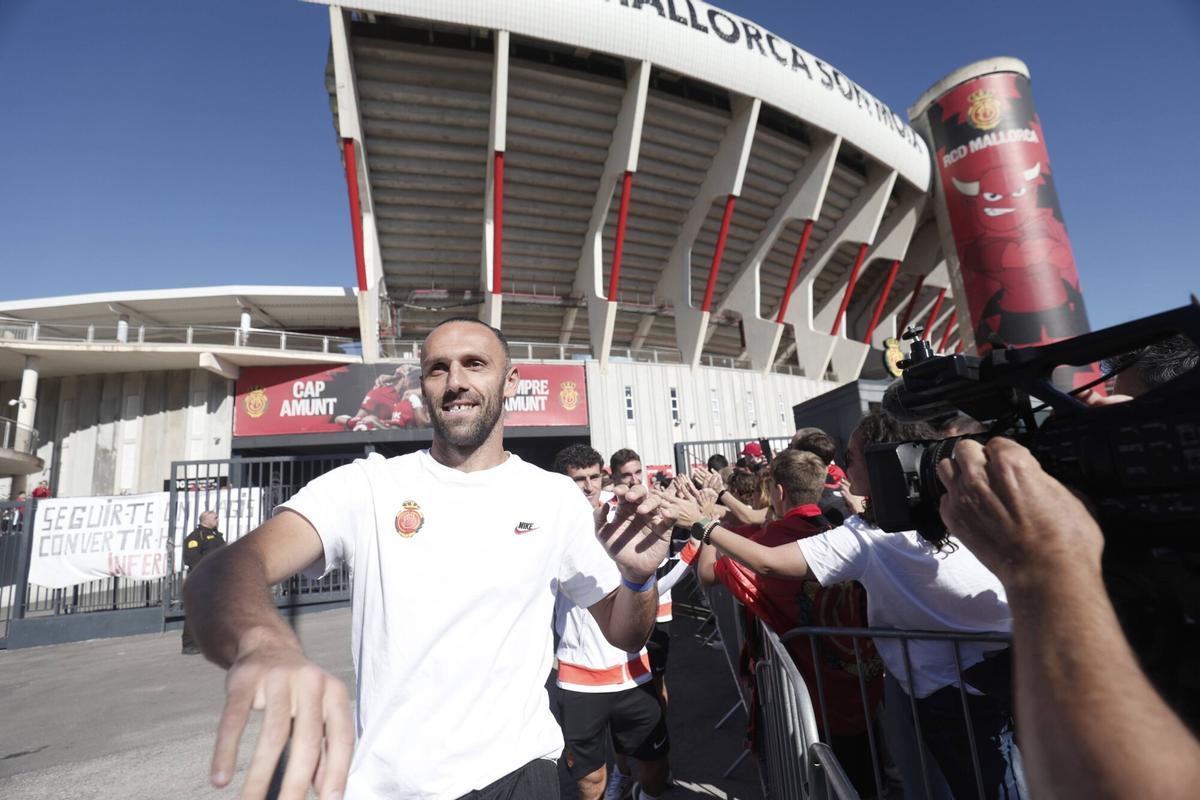 Los aficionados del Mallorca despiden con cánticos al equipo en su salida hacia Valencia