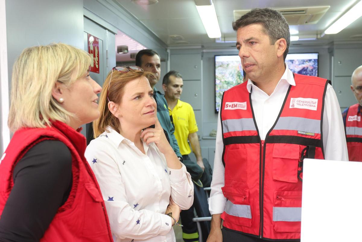 Mazón en el PMA del incendio de Tàrbena junto a la consellera Elisa Núñez y la delegada del Gobierno, Pilar Bernabé