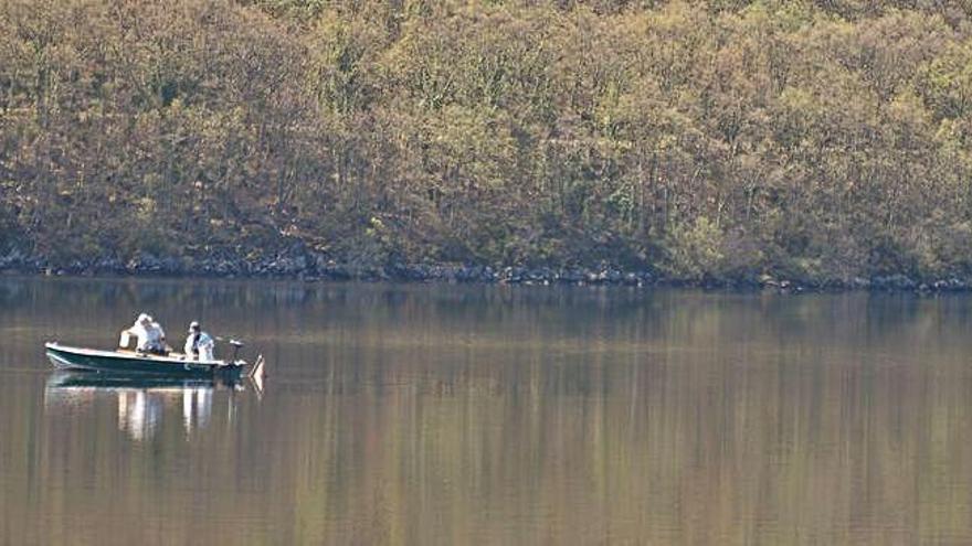 Dos personas realizan análisis de las aguas en el Lago de Sanabria.