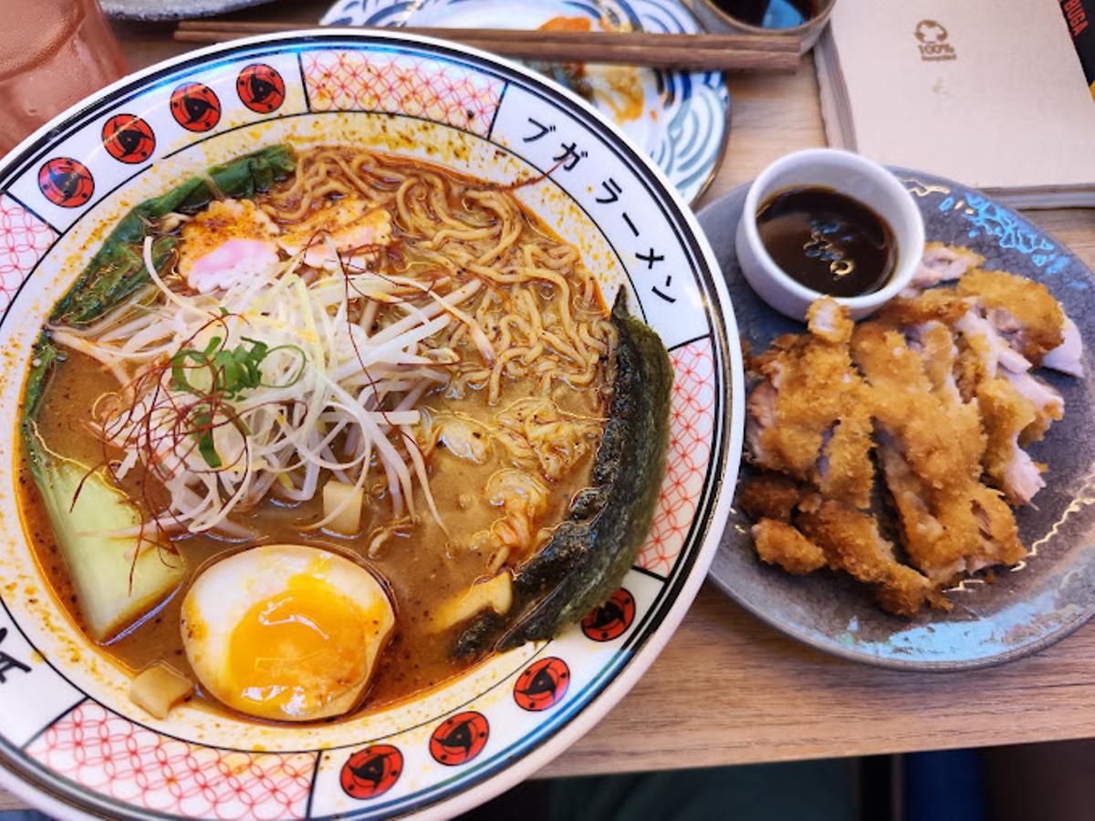 Un plato de ramen de Buga Ramen en Sevilla.