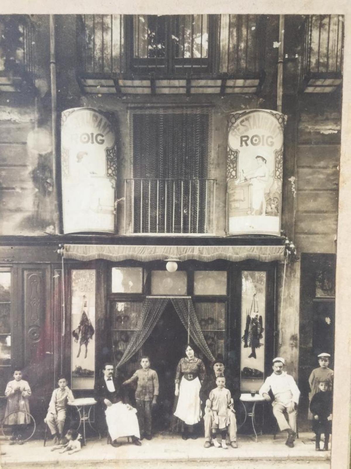 Imatge del restaurant Can Roig, l’any 1909, amb Baldomero Roig, avi d’en Mero Petit, amb un barret i un nen a la falda.