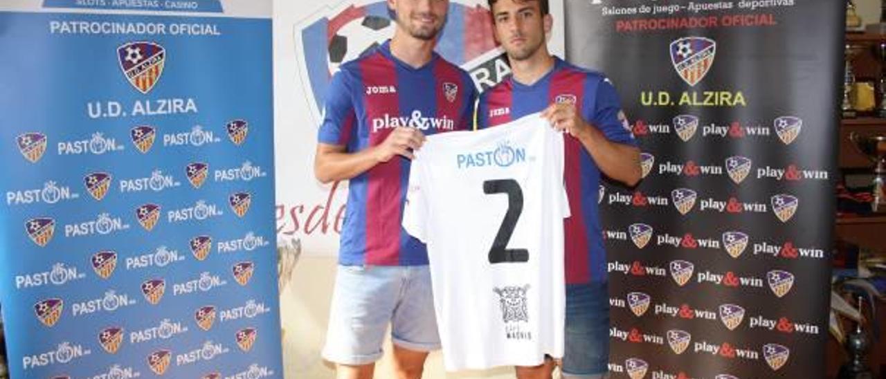 Sergio Bono y Sergio Granados posan con la camiseta de la UD Alzira.