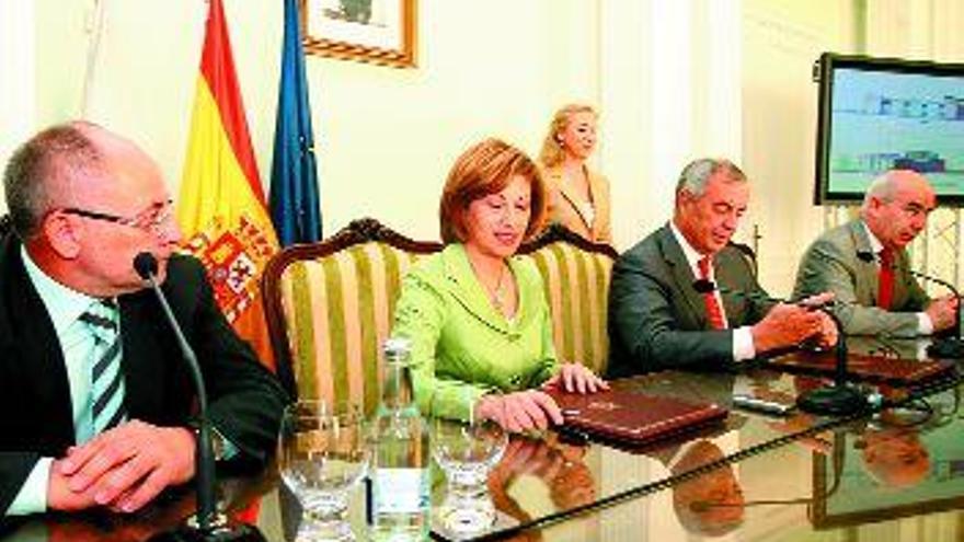 De izquierda a derecha, el alcalde, la ministra, el conselleiro de Medio Ambiente y el subdelegado, ayer, durante  la firma del convenio en la Subdelegación del Gobierno de Ourense. / JESÚS REGAL