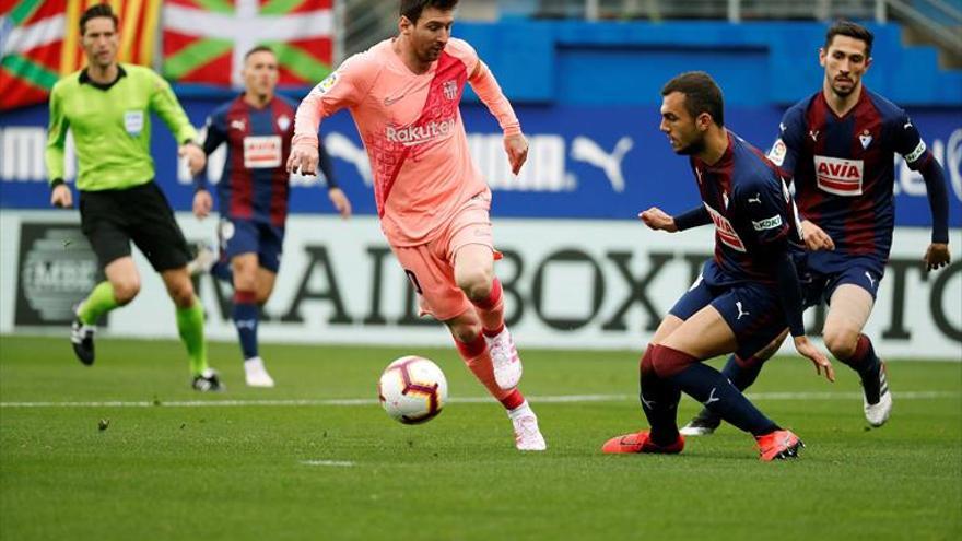 Messi salva al Barça y paraliza a un gran Eibar