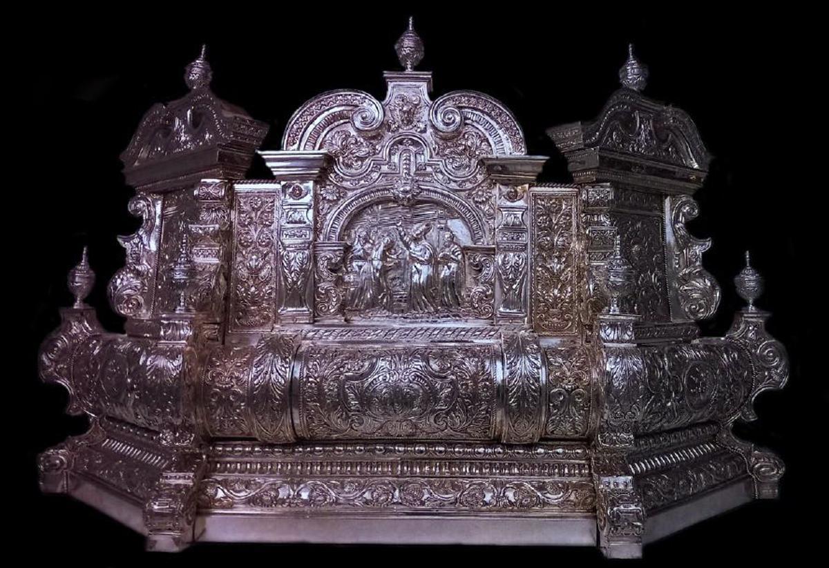 Peana procesional actual de la Virgen del Amor Doloroso, con un fragmento del trono orginal de Cayetano González.