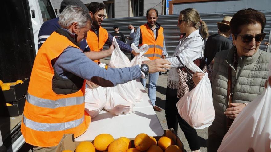 Reparto de naranjas reivindicativo de las organizaciones agrarias cordobesas