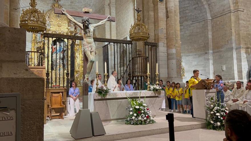 Los scouts de Toro despiden a los sacerdotes.