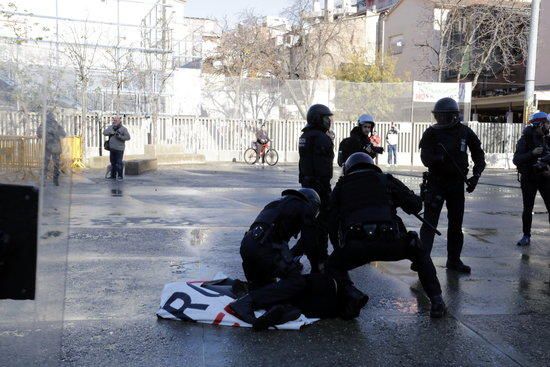 Aldarulls a la manifestació antifeixista contra l'acte de SCC a Girona