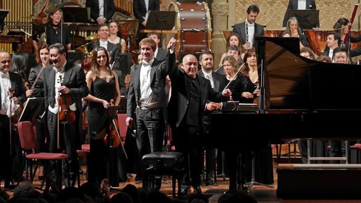 Ernest Martínez Izquierdo, al frente de la Orquesta Gulbenkian, y el pianista ruso Nikolai Lugansky, tras el recital de 'La linterna mágica', en el Palau.