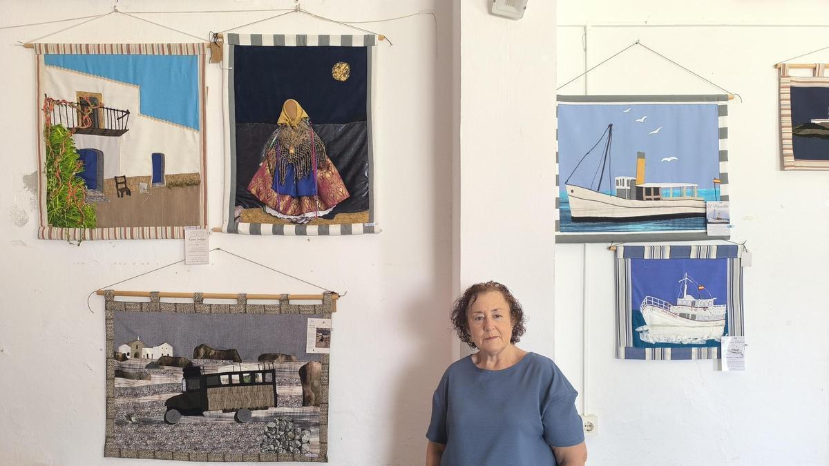 Francisca Ferrer posa junto a varios de los tapices de la exposición