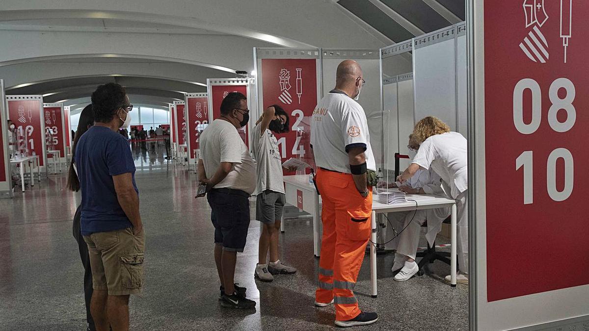 Varias personas hacen cola en el vacunódromo de la Ciutat de les Ciències para inmunizarse.  | JM LÓPEZ