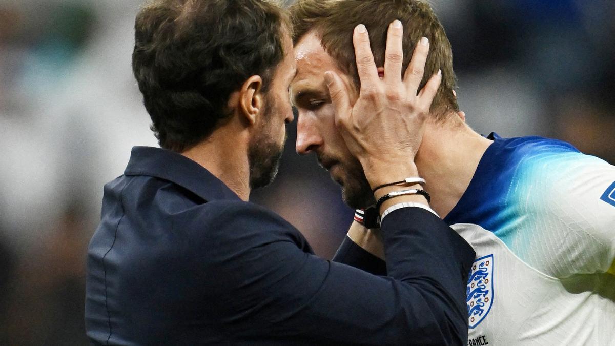 Southgate consuela a Kane después del partido.