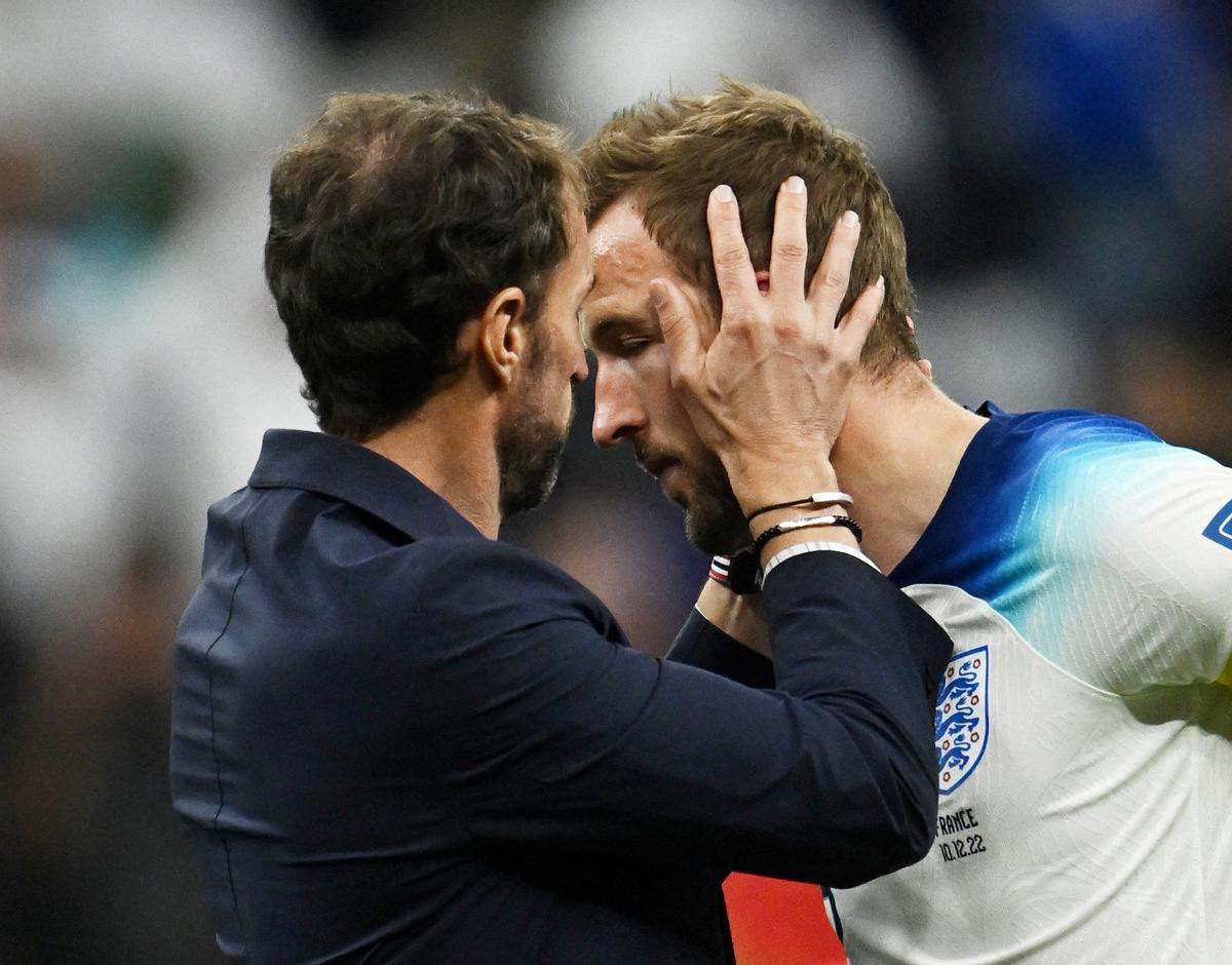 Southgate consuela a Kane después del partido.