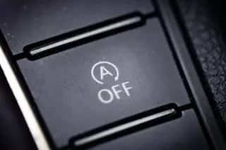 Un mecánico explica por qué tienes que desactivar esta función del coche