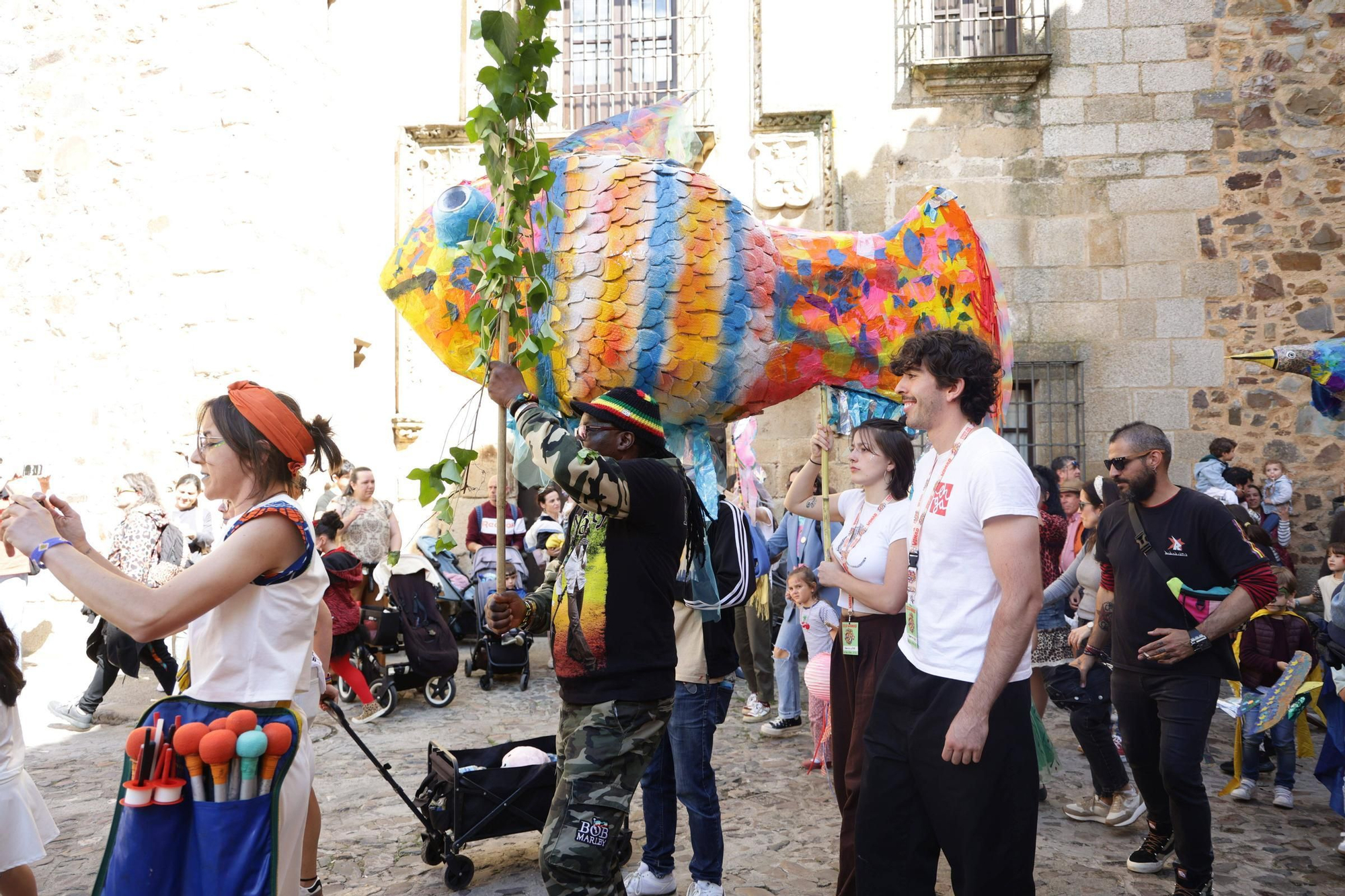 Las imágenes de este domingo de Womad en Cáceres: el pasacalles pone el broche final