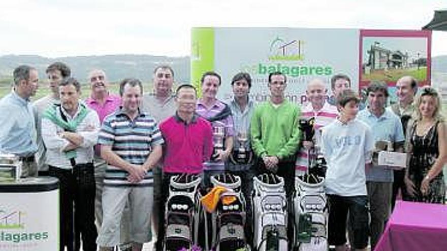 Los ganadores posan con organizadores y patrocinadores, durante la entrega de premios en el campo de Los Balagares.