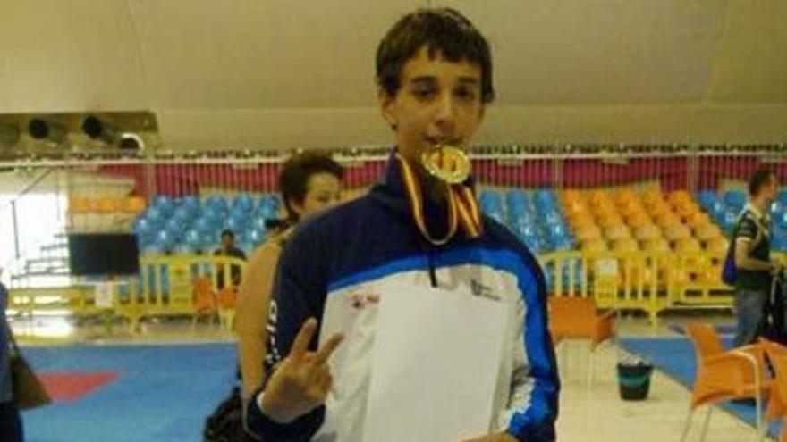 Artai Pazos, con su flamante medalla de campeón de España.