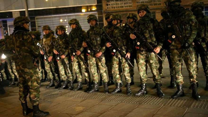 Soldados colombianos, el viernes por la noche en Bogotá. // Reuters