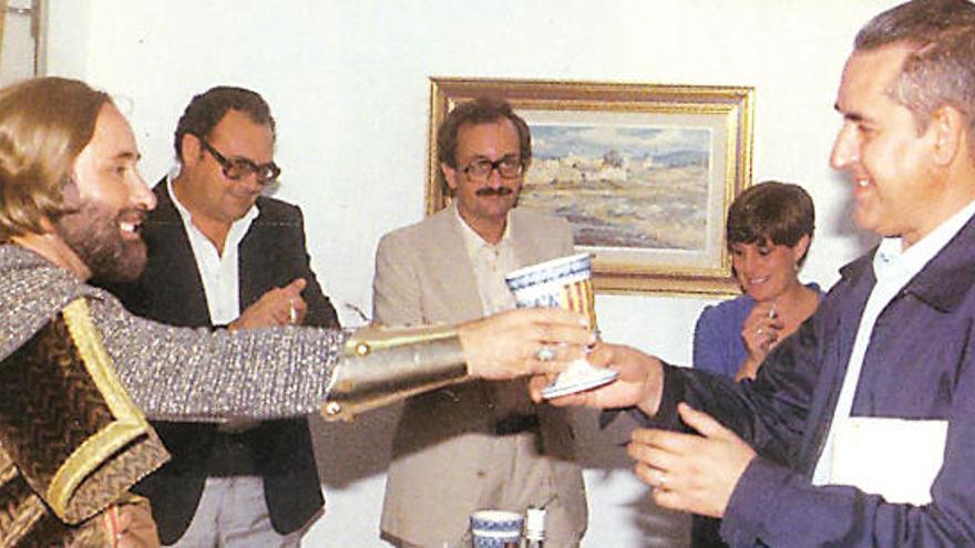 Doménecha, a la derecha, en 1982 tras la representación de su obra.