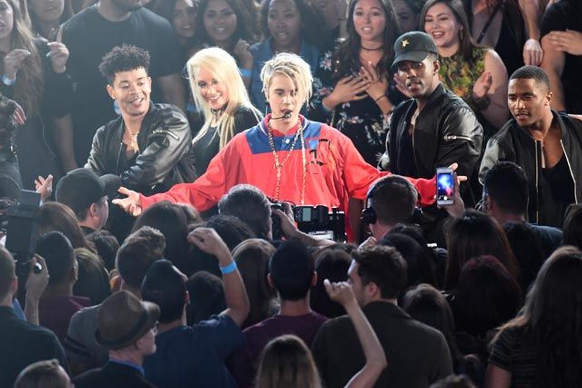 Justin Bieber durante su actuación en la gala iHeartRadio Awards 2016.