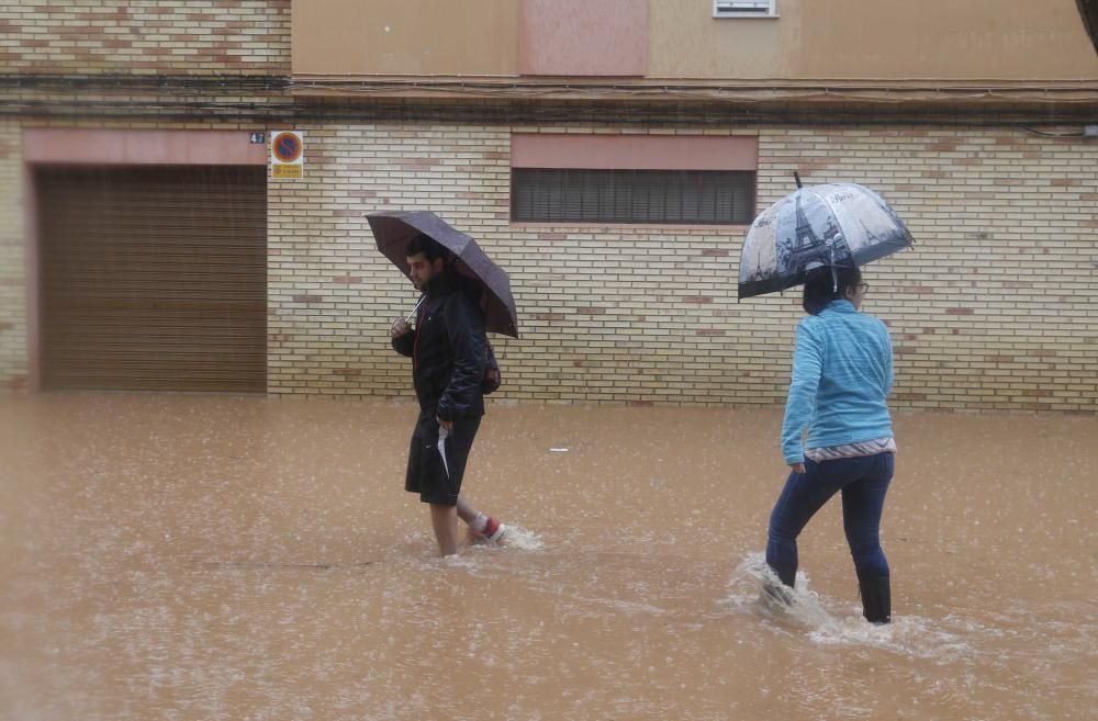 Consecuencias de la tromba de agua caída en Alzira esta pasada madrugada y esta mañana.