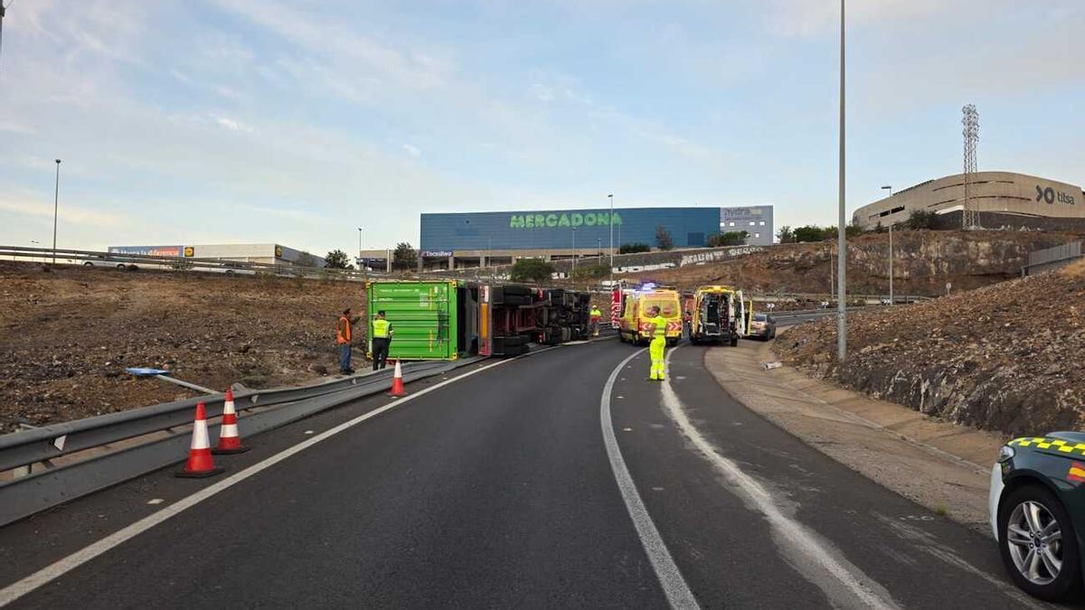 Vuelco de un camión en la TF-2, a la altura de Los Alisios