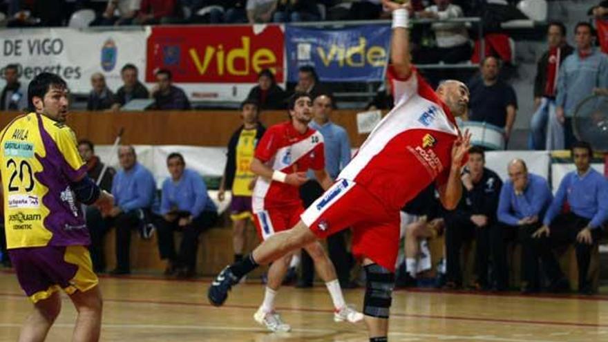 Gustavo Alonso se dispone a lanzar a puerta, durante un partido del Pilotes en As Travesas.