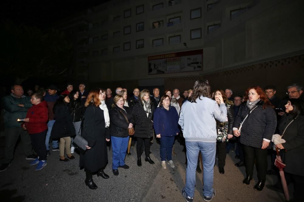 El protocolo para evitar la lluvia funcionó. El adelanto de la hora de salida de las procesiones del Silencio y Descendimiento de Cristo permitió que discurrieran por las calles de Torrevieja. Poco de