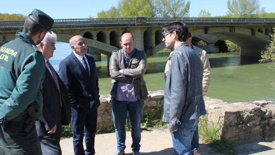 Visita subdelegado, técnicos y alcalde al puente afectado.