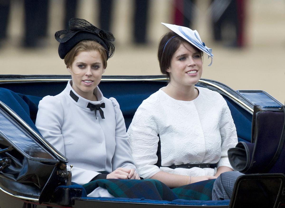 Las princesas Beatriz y Eugenia de York, a su llegada al Trooping the Colour, en 2013.
