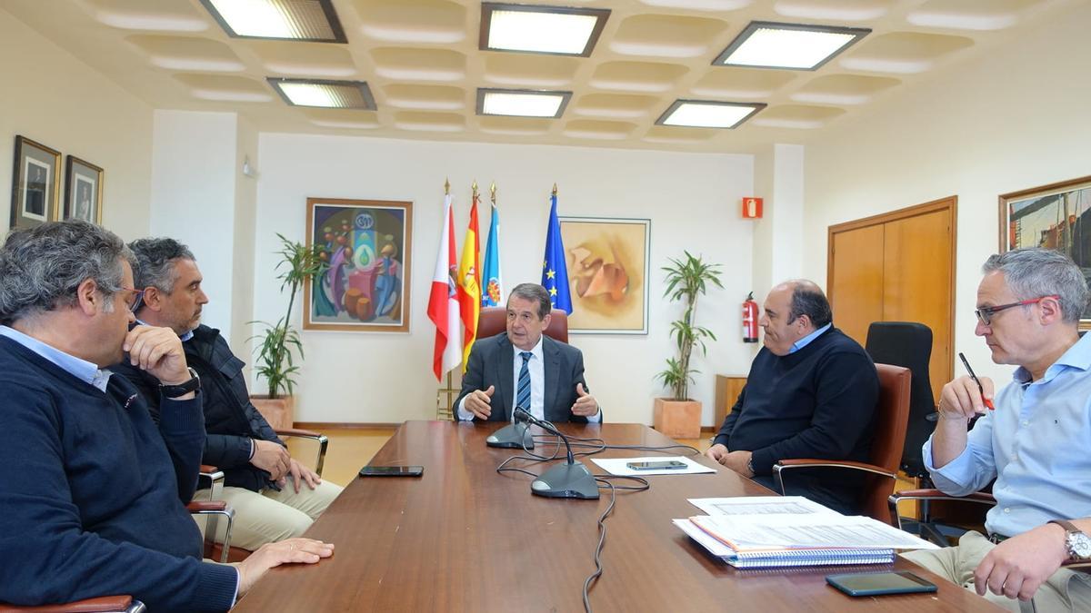 Abel Caballero, reunido con la Cofradía de Bouzas para abordar la celebración de sus fiestas