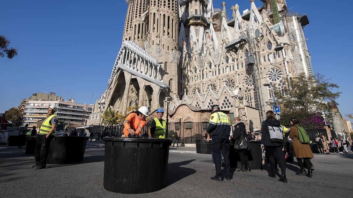 Macetas antiterroristas en la Sagrada Família