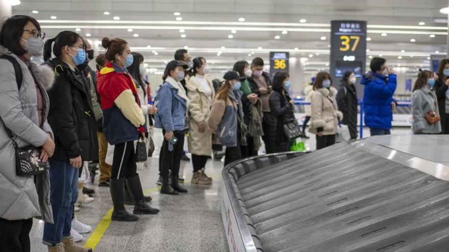 Viatgers portant mascaretes a l&#039;aeroport de Pudong.