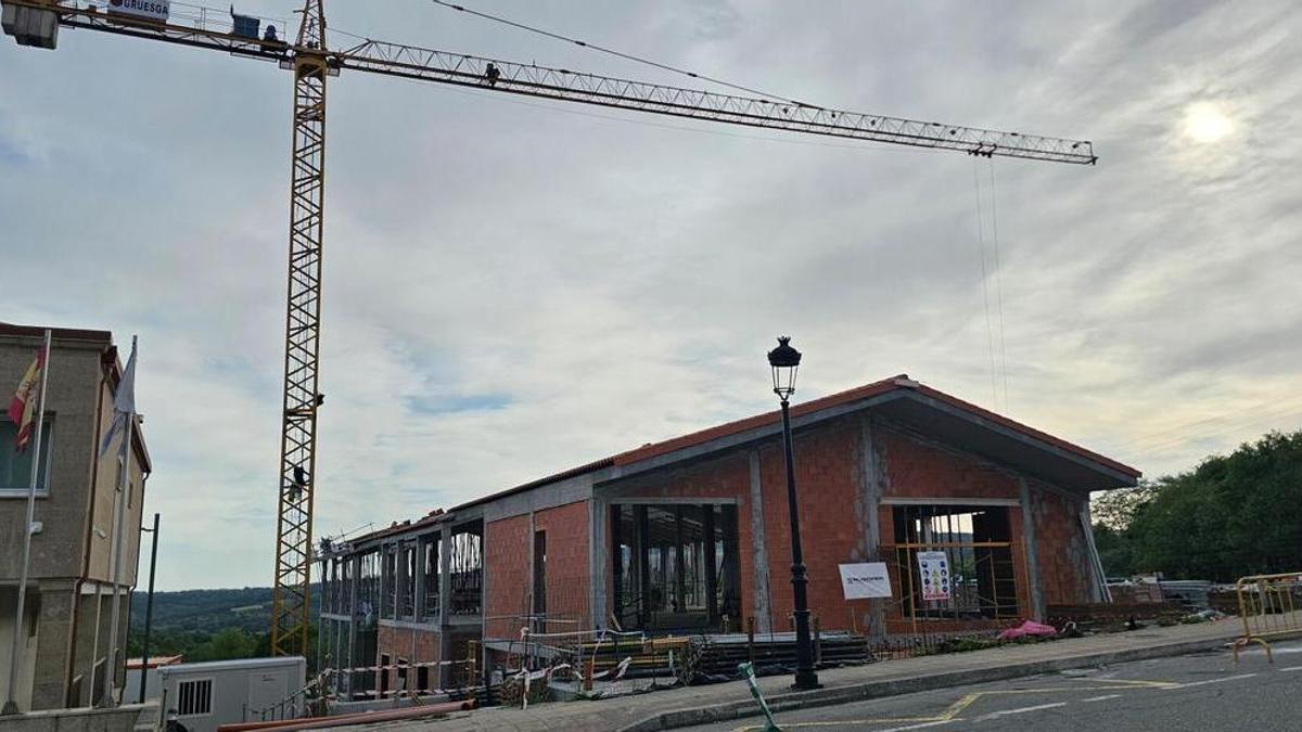 La residencia de Dozón se construye junto al consistorio.
